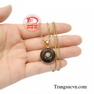 Bộ mặt thạch anh tóc tinh tế sáng bóng.