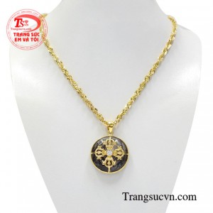 Bộ mặt vàng thạch anh tóc là sự kết hợp giữa mặt dây chuyền thạch anh tóc và dây chuyền vàng độc đáo.