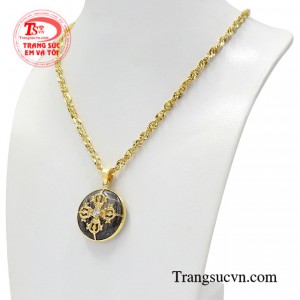 Các quý cô có thể kết hợp sản phẩm cùng những bộ đồ sang trọng hay những chiếc đầm dự tiệc tăng thêm phần thu hút và quyến rũ.