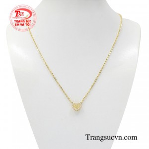 Bộ mặt vàng trái tim xinh xắn giúp phái đẹp thêm phần xinh xắn và đáng yêu.