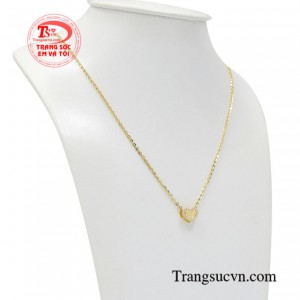 Với điểm nhấn là chiếc mặt dây hình trái tim nhỏ xinh tôn lên vẻ nữ tính và dễ thương cho người đeo.