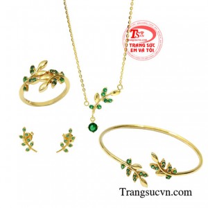 Bộ trang sức nữ trang nhã giúp đem lại vẻ đẹp sang trọng và đầy kiêu sa cho người đeo.