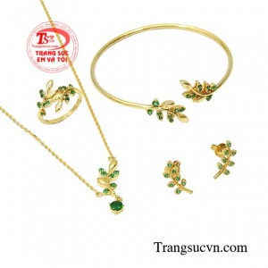 Bộ sản phẩm có thể kết hợp cùng những bộ đầm thướt tha tôn vinh nét đẹp của người phụ nữ.