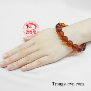 Vì vậy chuỗi tay hổ phách cũng được nhiều người sử dụng như lá bùa hộ mệnh mang lại sức khỏe, bình an và tài lộc cho bản thân