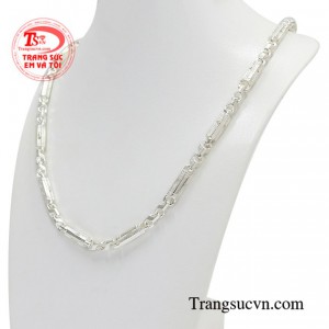 Không chỉ hợp thời trang mà khi đeo chiếc dây chuyền này còn giúp bảo vệ sức khỏe người dùng.