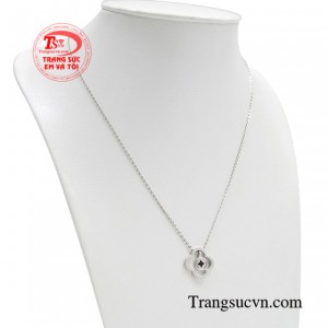 Sản phẩm tôn lên phong cách sang trọng, duyên dáng, phù hợp với nhiều kiểu trang phục