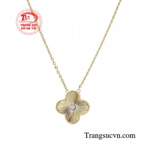 Mặt dây hình cỏ bốn lá còn là biểu tượng mang lại may mắn và bình an vì vậy là món quà đặp biệt ý nghĩa cho người bạn yêu thương