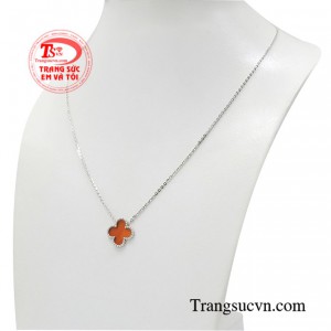 Dây chuyền vàng liền mặt luôn là món trang sức được các quý cô đặc biệt yêu thích