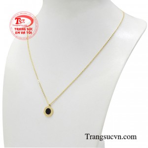 Với chiếc dây chuyền liền mặt này các cô nàng sẽ dễ dàng kết hợp với nhiều kiểu trang phục và phong cách thời trang đa dạng