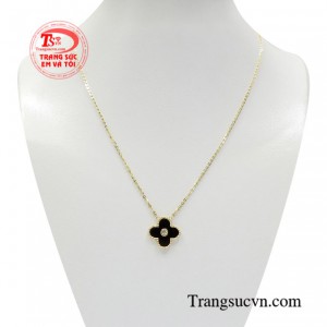 Dây chuyền liền mặt may mắn vàng 10k là dòng sản phẩm rất được phái đẹp ưa chuộng