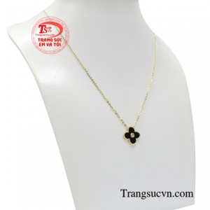 Thiết kế với hình cỏ bốn lá còn là biểu tượng mang lại may mắn, bình an