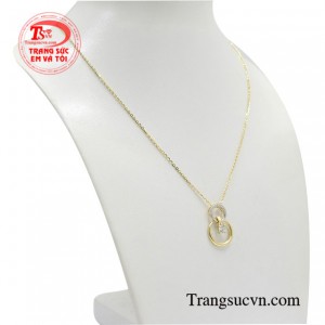 Dây chuyền vàng liền mặt đang là xu hướng trang sức được phái đẹp yêu thích hiện nay bởi sự đơn giản và hợp thời trang của nó