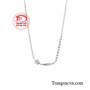Dây chuyền cũng là món quà tuyệt vời cho người bạn yêu thương vào các dịp đặc biệt