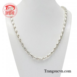 Dây chuyền nam bạc chất lượng sẽ là món quà tặng đầy cá tính dành cho phái mạnh.