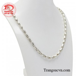 Với kiểu chế tác tuy đơn giản nhưng vẫn giúp các chàng trai nổi bật được phong cách thời trang.