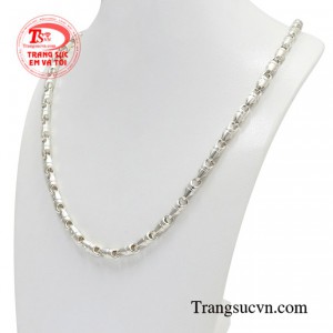 Các sản phẩm dây chuyền bạc hiện đang là xu hướng trang sức được rất nhiều cánh mày râu ưa chuộng.