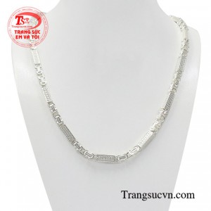 Dây chuyền nam bạc năng động với những đường nét mạnh mẽ và ấn tượng giúp nam giới hợp thời trang hơn.