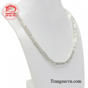 Sản phẩm không chỉ phù hợp với nhiều độ tuổi mà còn giúp người đeo toát lên được phong cách của mình.