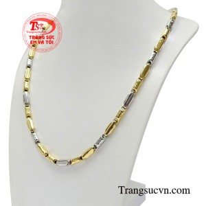 Chiếc dây chuyền nam này có thể kết hợp cùng nhiều kiểu trang phục khác nhau.