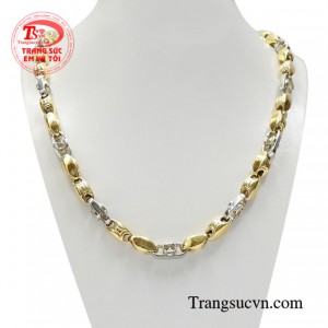 Dây chuyền nhập khẩu nam tính được chế tác bản to với những chi tiết vô cùng độc đáo.