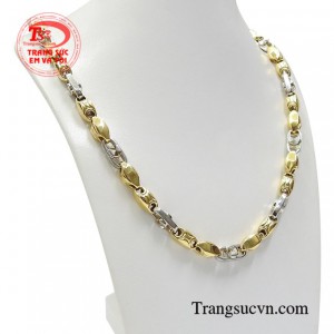 Chiếc dây chuyền vàng này sẽ đem lại vẻ năng động và đầy cá tính cho phái mạnh giúp các chàng trai thêm phần tự tin hơn.