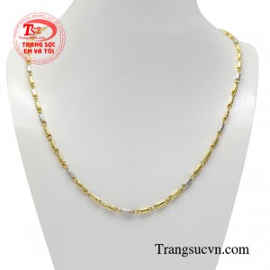 Dây chuyền nhập khẩu vàng tây là sản phẩm mới với thiết kế kiểu dáng thanh mảnh độc đáo.