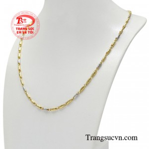 Chiếc dây chuyền này giúp nam giới thêm phần lịch lãm và đầy thời thượng.