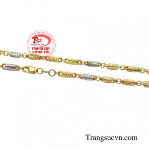 Dây chuyền nhập khẩu vàng tây có thể đeo cùng mặt dây chuyền vàng tăng phần điển trai và nam tính.