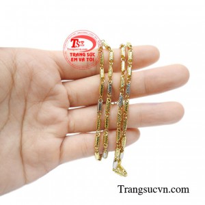 Dây chuyền nhập khẩu vàng tây mạnh mẽ.