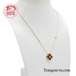 Dây chuyền được thiết kế liền mặt đơn giản phù hợp phong cách thời trang cá tính, đẳng cấp phái đẹp