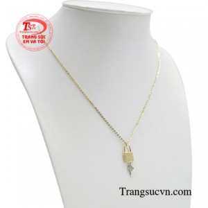 Sản phẩm dây chuyền liền mặt độc đáo phù hợp phong cách thời trang hiện đại.