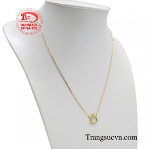 Dây chuyền liền mặt là dòng sản phẩm rất được ưa chuộng, là món quà được phái đẹp mong chờ