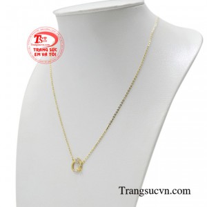 Sản phẩm dễ dàng kết hợp với nhiều kiểu trang phục tạo nên cá tính riêng