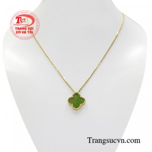 Dây chuyền vàng cỏ bốn lá được chế tác từ vàng 10k và đá nephrite thiên nhiên đẹp mắt.