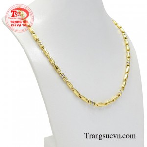 Chiếc dây chuyền với phong cách trầm lắm, giản dị giúp phái mạnh dễ gây thiện cảm với người đối diện.