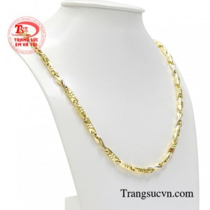 Chiếc dây chuyền nam vàng tây luôn là món trang sức không thể thiếu của phái mạnh