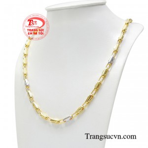 Được chế tác trên chất liệu vàng 10k cao cấp, đường nét tinh xảo tôn lên sự lịch lãm, thời trang và đẳng cấp cho các quý ông