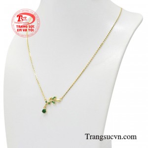 Với chiếc dây chuyền này các cô gái có thể thỏa sức kết hợp với nhiều bộ đồ khác nhau trông thu hút và nổi bật hơn.