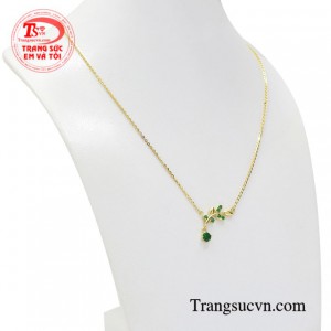 Sản phẩm được chế tác hoàn mỹ qua đôi bàn tay khéo léo của những người thợ kim hoàn lành nghề.