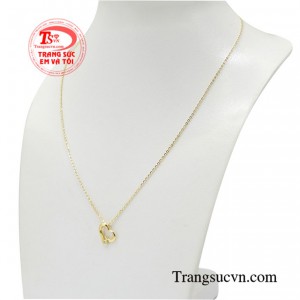 Chiếc dây chuyền liền mặt này cũng giúp phái đẹp dễ dàng kết hợp với nhiều kiểu trang phục và phụ kiện