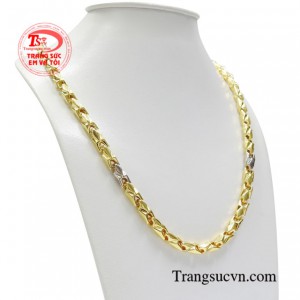 Sản phẩm có thể kết hợp cùng mặt dây chuyền vàng giúp người đeo thêm phần thu hút, nổi bật và phong cách