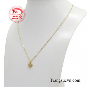 Thiết kế với kiểu dây chuyền liền mặt hợp xu hướng phong cách thời trang phái đẹp hiện đại.
