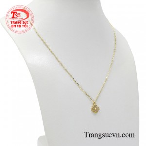 Sản phẩm tôn lên nét dịu dàng, thanh lịch và sang trọng, dễ dàng kết hợp cùng nhiều kiểu trang phục