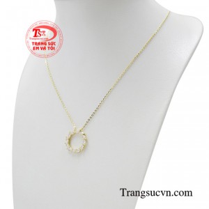 Dây chuyền liền mặt mang lại cho phái đẹp nét thanh lịch, thời trang và sang trọng