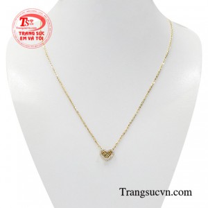 Dây chuyền vàng trái tim nữ tính được chế tác với kiểu dáng nhỏ xinh từ vàng 18k chất lượng.