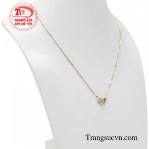 Với điểm nhấn là hình trái tim được đính kết các viên cz tạo sự bắt mắt và đầy tinh tế cho sản phẩm.