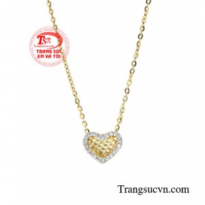 Dây chuyền vàng trái tim nữ tính giúp các cô gái thêm phần thu hút hơn trước đám đông.
