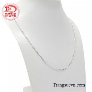 Sản phẩm với đường nét chế tác đơn giản, tinh tế giúp người dùng dễ đang kết hợp với nhiều phong cách thời trang đa dạng