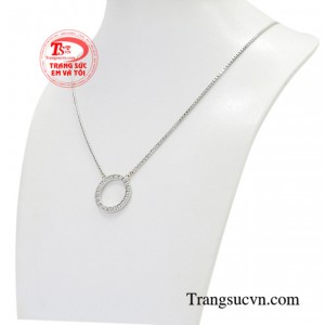 Với sự sáng tạo của người thợ kim hoàn đã mang lại một sản phẩm sang trọng, thời trang và cá tính