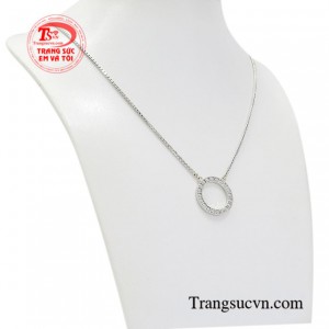 Chiếc dây chuyền  này phù hợp với nhiều lứa tuổi, phong cách và hấp dẫn ánh nhìn